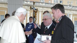 März 2011: Diözesanpräses Klaus Frey (M.) und Ulf Bergemann überreichten dem Papst das „Ehrenkleid der Arbeit“, eine Kochschürze des Vereins „Arbeit für alle“.