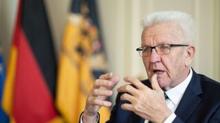 In Deutschland muss die Überbürokratisierung von Wirtschaft und Gesellschaft angegangen werden, sagt Baden-Württembergs Ministerpräsident Winfried Kretschmann.