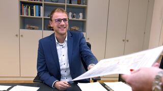 Bürgermeister Florian König an seinem Schreibtisch am ersten Arbeitstag im Rathaus in Edingen.
