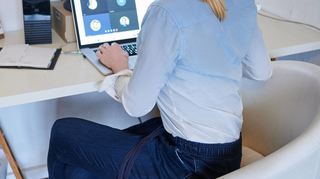 Eine Frau nimmt im Homeoffice an einem Online-Meeting teil. Der Homeoffice-Anteil ist in Deutschland je nach Branche sehr unterschiedlich.