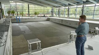 Geschäftsführer Marius Schmidt schaut im Spätsommer nachdenklich auf die Baustelle im Hallenbad. Das Schwimmbecken wird erst Mitte November saniert sein.