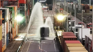 Die Feuerwehr musste den beschädigten Container im Mannheimer Mühlauhafen auch nachts kühlen.