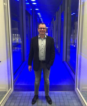 Der neue Chef an seinem neuen Wirkungsort: Andreas Gundelwein vor dem Löwengang des Technoseums.