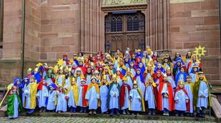Ladenburg, 02.01.2023. Die Ladenburger Sternsinger nach dem Gottesdienst zur Aussendung.