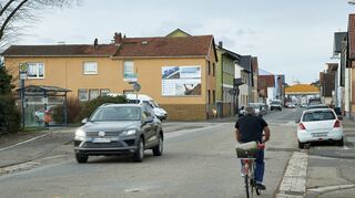 Während die Nibelungenstraße umgebaut wird, müssen Autos und Radfahrer ausweichen. Auch die Bushaltestelle wird dann nicht mehr angefahren.