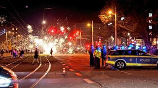 Der Silvesterabend in Mannheim war nicht durchgehend friedlich. Die Polizei musste Schutzhelme tragen, weil sie Ziel von Feuerwerkskörpern wurde.
