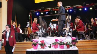 Birgit Steube begrüßte die Gäste, am Dirigentenpult steht Helmut Baumer.