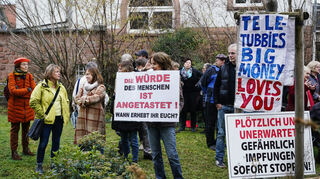 Weinheim: Eine Teilnehmerin einer Protestaktion (M) hält vor dem Amtsgericht ein Plakat mit der Aufschrift.