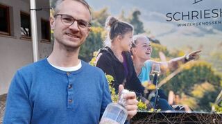 Manuel Bretschi, Geschäftsführer der Schriesheimer Winzergenossenschaft, präsentiert den „Bergstreet Gin“.