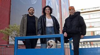Regisseurin Nazli Saremi (Mitte), Nora Müller (r., Bühne) und Marco Pinheiro (Kostüme) bringen ihre erste eigene Inszenierung am NTM auf die Bühne.