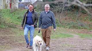 Thorsten Riehle (r.) mit seinem Mann Markus Schwarz-Riehle und Hündin Fee beim Spaziergang rund um den Rheinauer See, wo er sich mit den „MM“ zum Interview verabredet hat.