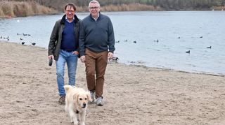 SPD-Fraktionschef Thorsten Riehle (r.) mit seinem Mann Markus Schwarz-Riehle und Hund Fee beim Spaziergang am Rheinauer See.