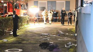 Abgesperrt und ausgeleuchtet: Vorm Eingang des Hauses sind nach dem Einsatz noch Blutspuren sowie die Ver-packungen der Hilfsmittel für die medizinische Erstversorgung des 37-Jährigen zu erkennen.