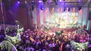 Prachtvoll dekoriert: Der Mozartsaal des Rosengartens beim „Weißen Ball“ 2020, ehe er zwei Jahre nicht stattfinden konnte.