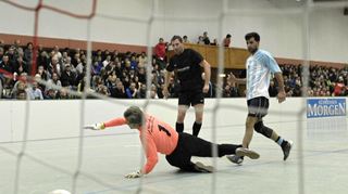 Der Ball rollt wieder beim TVL Hallen-Cup: Am Mittwoch und Freitag steht in Lampertheim jeweils ein Qualifikationsturnier an, ehe am Sonntag der Finaltag stattfindet.