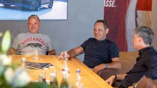 mid Groß-Gerau - Alexander Buk, Hans-Jürgen Abt und Johannes Fleck (von links nach rechts) im Gespräch über die Zusammenarbeit zwischen Cupra und der Abt Sportsline GmbH.