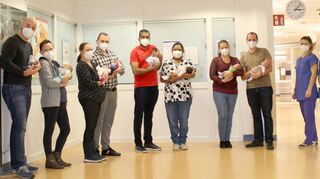 Vier Zwillingspärchen mit ihren Eltern, Pflegekraft Anna Jantzen, Assistenzärztin Sina Maria Erhard und Thomas Schaible, Direktor der Klinik für Neonatologie.