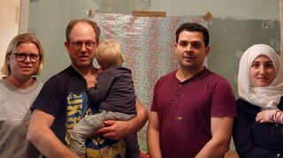 Manuela und Chris Rihm (l.) beherbergen in ihrem Haus die afghanisch-ukrainische Geflüchtetenfamilie Fayzal Ahmad und Zoriana Iavna mit ihrer kleinen Tochter.