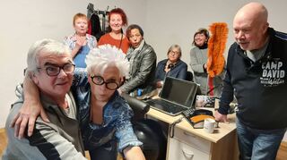 Üben schon mal Tango (v.l.): Dieter Zuber und Jasmin Stahl. Die Mitspieler Barbara Block, Sabine Kuhn, Manuela Offenhäuser, Ute Sellmann, Hella Born und Klaus Stahl (im Hintergrund) schauen zu.