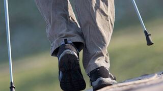 500 oder 1000 Schritte mehr am Tag sammeln: Das kann ein Vorhaben für das neue Jahr sein, das anspornt, sich im Alltag mehr zu bewegen.