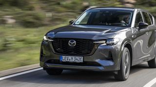 Bullig kommt der neue Mazda CX-60 daher und bildet nicht nur äußerlich die Top-Version des japanischen Herstellers.