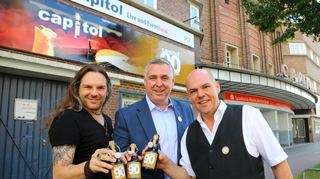 Thorsten Riehle (Mitte) stößt 2017 zum 90. des Capitol mit Sascha Krebs (links), einem seiner Nachfolger, und Hausregisseur Georg Veit an.