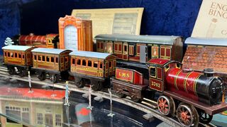 Mit ihr fing alles an: Die Aufziehlokomotive mit passenden Wägelchen ist das erste Exponat und führt zum Aufbau des Spielzeugmuseums.