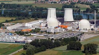 Das Zwischenlager auf dem Gelände des Kernkraftwerks Biblis wird wohl deutlich länger bestehen bleiben als bislang genehmigt.
