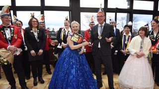 Lena I. von Ulvinisheim (bürgerlich Lena Keil, im blauen Kleid) übernimmt mit großer Freude den Rathausschlüssel von Bürgermeister Andreas Metz.
