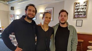 Francisco Santos Quiroz (v.l.), Vanessa Hotzelt und Lukas Ogiejko leiten nun das „Café Vienna“. Das Motto auf der Tafel rechts oben passt dazu.
