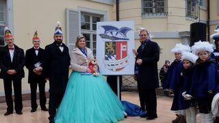 Kummetstolle-Präsident Marius Ebert (v.l. vorne), Prinzessin Michaela I. und Neu-Bürgermeister Florian König präsentieren den neuen Fasnachtsorden.