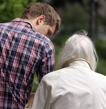 Einer der letzten Zivildienstleistenden begleitet auf diesem Archivfoto vom Mai 2011 eine alte Dame in München.