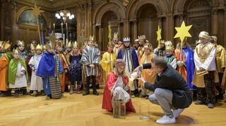 Bürgermeister Raoul Schmidt-Lamontain empfängt im Großen Rathaussaal die Sternsinger und nimmt das Friedenslicht aus Betlehem entgegen. Im Anschluss schreiben die kleinen Könige "CMB 2023" (Christus mansionem benedicat, Latein für Christus segne dieses Haus) neben den Eingang.

Foto: Philipp Rothe, 04.01.2023
