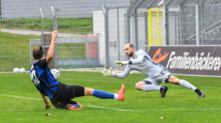 Waldhofs Pascal Sohm (Nr.10) scheitert am Karlsruher Torhüter.