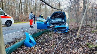 Beim Unfall ist ein Sachschaden am Ford entstanden. Das Auto wird nun abgescheppt