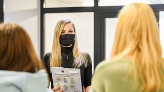 Bisher durften schwangere Lehrerinnen im Südwesten höchstens 30 Minuten am Tag eine FFP2-Maske tragen (Symbolbild).