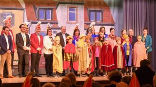 Die Sternsinger und die Fasnachter beim Neujahrsempfang in der Feudenheimer Kulturhalle, ganz links Malte Zimdahl und Christian Schulze.