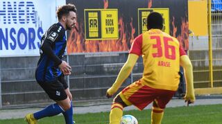 Gastspieler Thomas Pledl (links) wurde nach dem 0:4-Halbzeitstand gegen den Karlsruher SC eingewechselt und erzielte immerhin den Ehrentreffer für die Blau-Schwarzen gegen den nordbadischen Nachbarn.