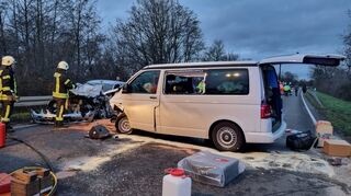 Gegen 16.15 Uhr sind zwei Fahrzeuge frontal zusammen gestoßen.
