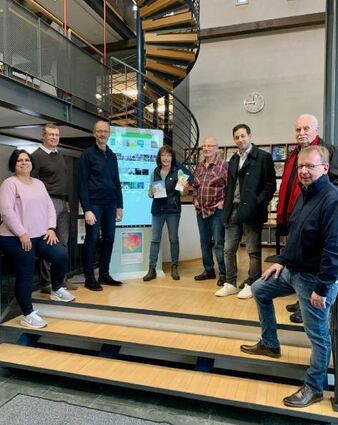 SPD-Vertreter beim Besuch der Stadtbibliothek.