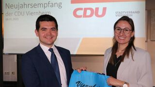Ein paar Leckereien zum Dank: Torben Kruhmann und Anna Köhler.