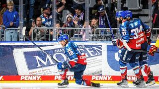 Markus Eisenschmid erzielte das 1:1 für die Adler, am Ende unterlagen die Adler der DEG mit 2:3 nach Verlängerung.
