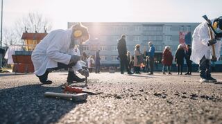 Bürger entsiegeln einen Parkplatz in Chemnitz, um dort Bäume zu pflanzen. Solche Projekte könnte sich Andrea Hartkorn auch in Lampertheim vorstellen.