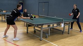 Die Tischtennisabteilung des TV Bürstadt spielte am Wochenende ihren Stadtmeister in allen Altersstufen und Klassen aus. Im Duell standen sich Sophie Kirsch (links) und Sophie Rosenberger gegenüber.