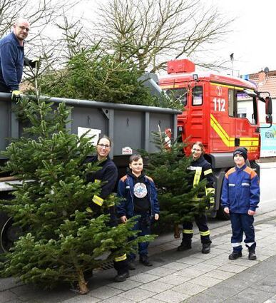 Eine Gruppe beim Sammeln der Tannen in Groß-Rohrheim.