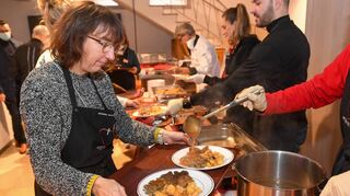 Geschmorte Schweinebäckchen mit Linsen und Kartoffeln sind zur Eröffnung serviert worden – garniert mit freundlichen Worten.