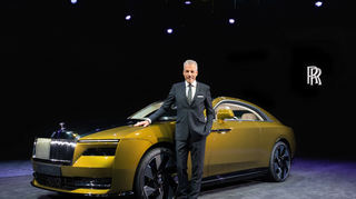 mid Groß-Gerau - Zufrieden mit dem Geschäftsjahr 2022: Rolls-Royce-Chef Torsten Müller-Ötvös vor dem elektrischen Spectre.