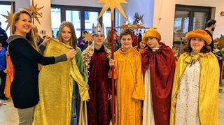 Es hat alles gepasst bei Sternsingern wie Lara (2.v.l), Bernhard, Julian, Mathis und Finja, die in Heddesheim vom Team um Ursula Fritz-Klumpp (l.) betreut wurden.