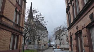 Die engste Stelle der Elfenstraße soll demnächst für Autos gesperrt und zur Fußgängerzone umgewidmet werden.