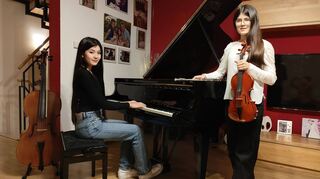 Sophia (l.) und Luisa Kramer spielen mehrere Instrumente und nehmen seit Jahren regelmäßig an dem Wettbewerb „Jugend musiziert“ teil.